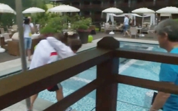 Podolski ném phóng viên xuống hồ bơi